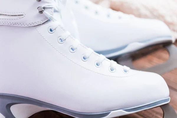 Vue Rapprochée Nouveaux Patins Glace Blancs Sur Des Planches Bois — Photo