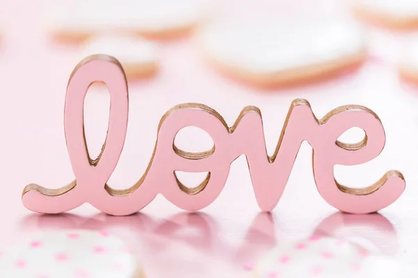 Sinal Amor Com Biscoitos Açúcar Forma Coração Fundo Rosa — Fotografia de Stock
