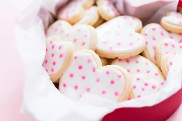 Hartvormige Suiker Koekjes Versierd Met Koninklijk Suikerglazuur Geschenkdoos — Stockfoto