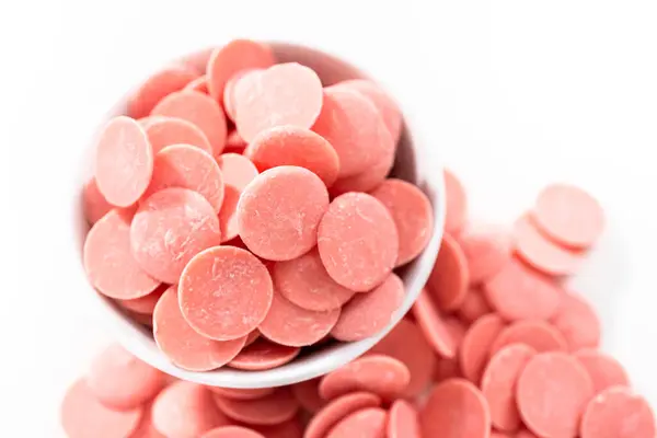 Růžové Kulaté Čokoládové Lupínky Pro Tavení Čokoládových Tvarů Bílém Pozadí — Stock fotografie