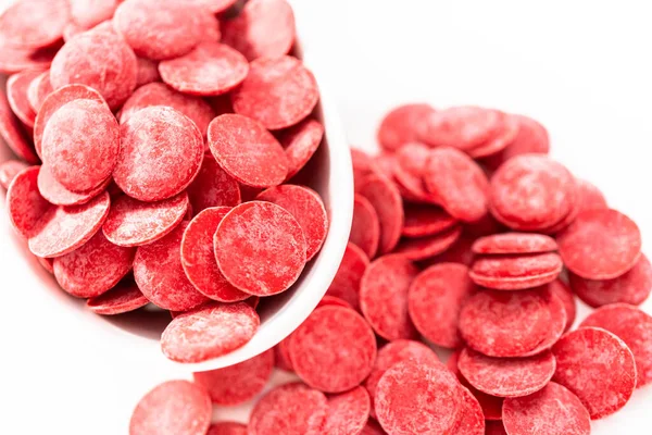 Batatas Vermelhas Redondas Chocolate Para Derreter Formas Chocolate Fundo Branco — Fotografia de Stock