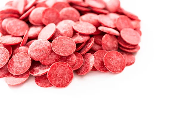 Rote Runde Schokoladenchips Zum Schmelzen Von Schokoladenformen Auf Weißem Hintergrund — Stockfoto
