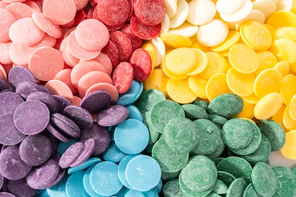 Χρώματα Rainbow Στρογγυλό Τσιπ Σοκολάτας Για Την Τήξη Σχημάτων Σοκολάτας — Φωτογραφία Αρχείου