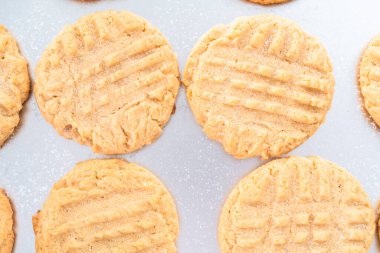 Fırında pişmiş fıstık ezmeli kurabiyeler..