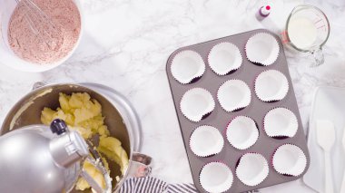 Düz yatıyordu. Adım adım. Kırmızı kadife kekler pişirmek için mutfak mikserinin malzemelerini karıştırıyorum..