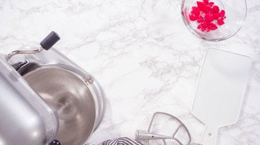 Düz yatıyordu. Adım adım. Kırmızı kadife kek pişirmek için..