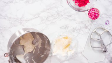 Düz yatıyordu. Adım adım. Krem peynirli krema hazırlamak için mutfak mikserinin malzemelerini karıştırıyorum..