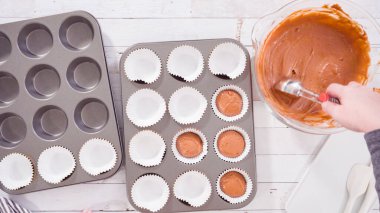 Düz yatıyordu. Çikolatalı ahudududulu kek pişirmek için folyoya hamur katıyorum..