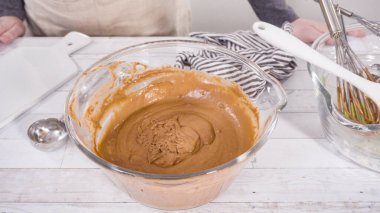 Çikolatalı ahududu kekleri pişirmek için malzemeler karıştırıyorum..