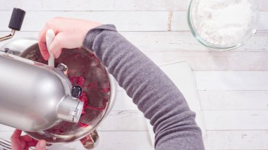 Düz yatıyordu. Çikolata ahududu kekleri için mutfak mikserinde ahududu kremalı peynir tereyağı hazırlıyorum..