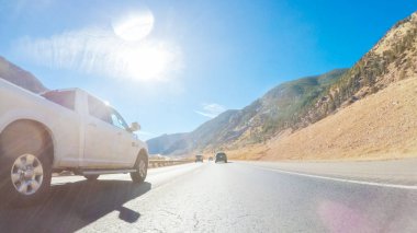 Denver, Colorado, ABD-7 Aralık 2018 - Dağlar arasında I70 numaralı otobanda batıya doğru sür.