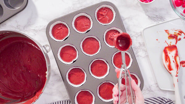 Плоский лежал. Шаг за шагом. Сбор кексовое тесто в фольгу кексы чашки, чтобы испечь красный бархатный кексы.