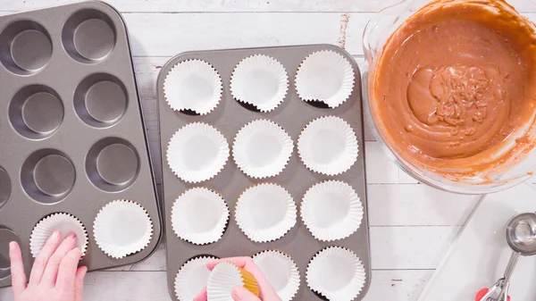 Acostado Cupcake Pan Forrado Con Papel Aluminio Cupcake Tazas Para — Foto de Stock
