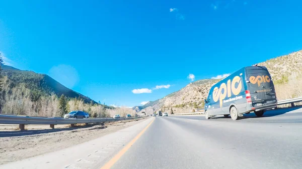 2018年12月7日 コロラド州デンバー 州間高速道路I70号線を山岳地帯を西へ走る — ストック写真