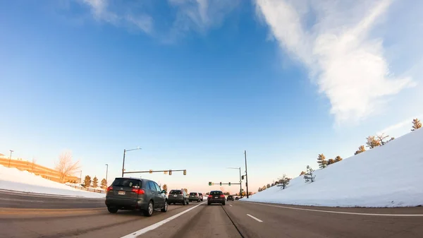 デンバー コロラド州 アメリカ 2020年2月10日 寒い冬の日に典型的なアメリカの郊外での朝の交通 — ストック写真