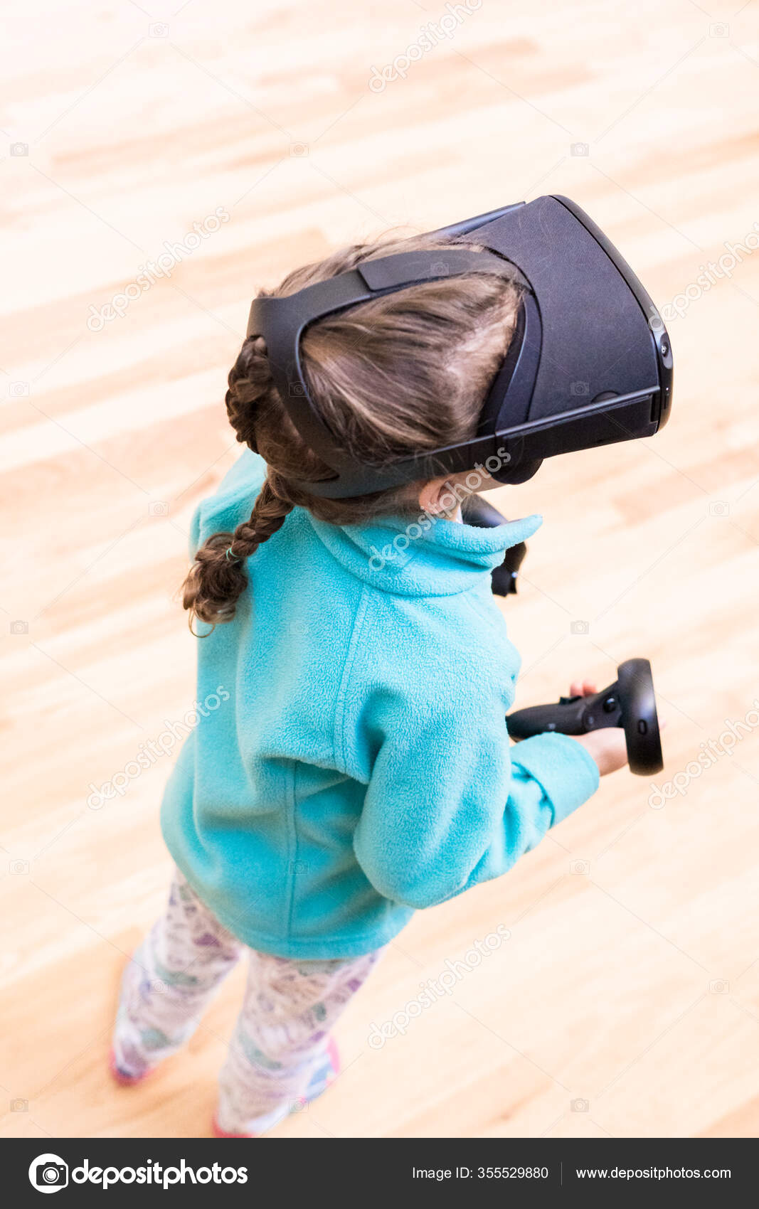 Девочка Играет Детскую Игру Виртуальной Реальности Гостиной.