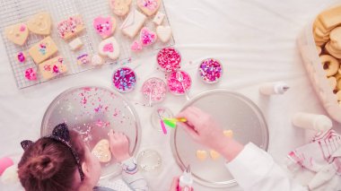 Düz yatıyordu. Adım adım. Kraliyet krema ve şeker ile şekerli kurabiye Sevgililer günü için dekorasyon.