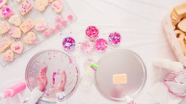 Düz yatıyordu. Adım adım. Küçük kız Kraliyet krema ve şeker ile şekerli kurabiye Sevgililer günü için decarting.