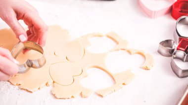 Adım adım. Şekilleri'nden şeker kurabiye hamuru çerez kesici ile kesmek.