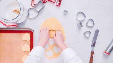 Düz yatıyordu. Adım adım. Şekilleri'nden şeker kurabiye hamuru çerez kesici ile kesmek.