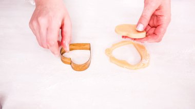 Adım adım. Şekilleri'nden şeker kurabiye hamuru çerez kesici ile kesmek.