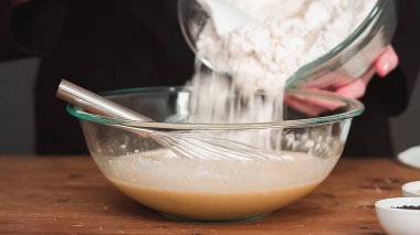 Adım adım. Organik maddeler challah pişirmeye cam kase karıştırma.