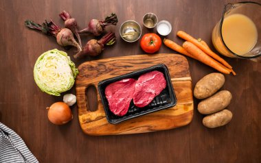 Düz yatıyordu. Borş çorbası yapmak için malzemeler hazırlanıyor..