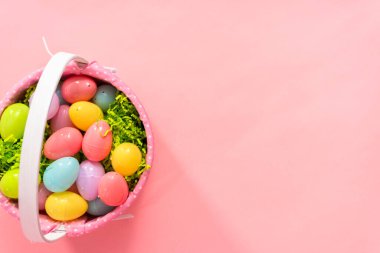 Düz yatıyordu. Pembe bir arka plan üzerinde paskalya yumurtaları ile Paskalya sepeti.