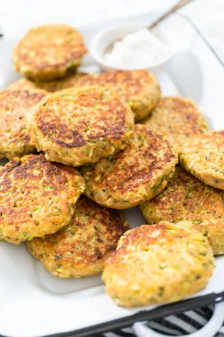 Servis tepsisinde taze kızarmış kabak kekleri..