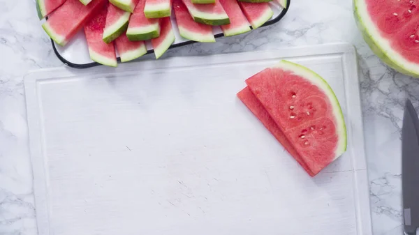 Flach Lag Rote Wassermelone Auf Einem Weißen Schneidebrett Kleine Stücke — Stockfoto