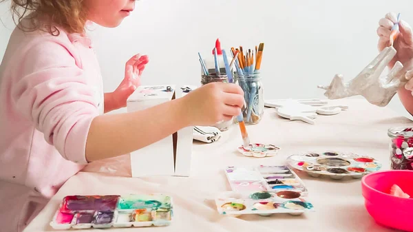 Menina Pintando Unicórnio Branco Com Tinta Acrílica Uma Caixa Madeira — Fotografia de Stock