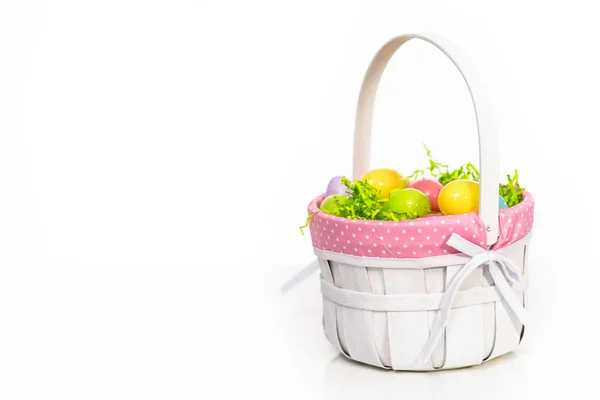 Easter Basket Met Paaseieren Een Witte Achtergrond — Stockfoto