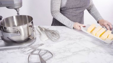 Adım adım. Mutfak mikserinin malzemelerini karıştırarak funfetti keki pişiriyorum..