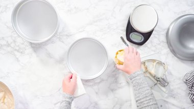 Düz yatıyordu. Adım adım. Pasta yapmak için tereyağlı tava yağlamak..