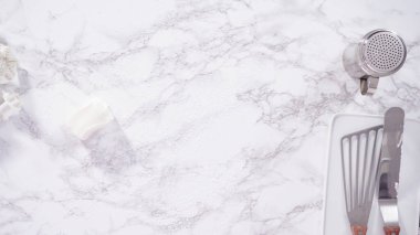 Düz yatıyordu. Adım adım. Beyaz fondantımızı mermer tezgahta yuvarlıyoruz..