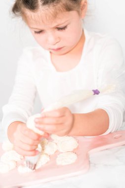 Küçük kız İtalyan tereyağı kreması tatlandırması yapıyor..