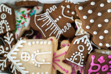 Hediyeler için ev yapımı zencefilli ekmek ve şeker Noel kurabiyeleri paketliyorum..