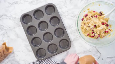 Düz yatıyordu. Adım adım. Kek tepsisini kahverengi laleli kek kuyruklarıyla dolduruyorum..