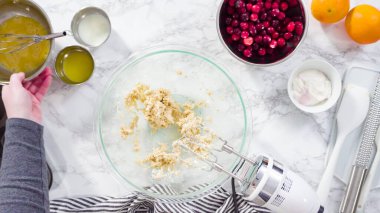 Düz yatıyordu. Adım adım. Kızılcık keki pişirmek için karışımı karıştırıyorum..