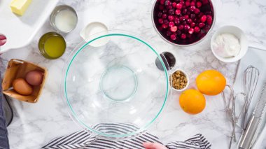 Düz yatıyordu. Adım adım. Kızılcık keki pişirmek için karışımı karıştırıyorum..