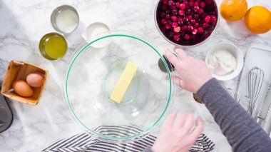 Düz yatıyordu. Adım adım. Kızılcık keki pişirmek için karışımı karıştırıyorum..