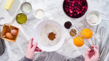 Düz yatıyordu. Adım adım. Kızılcık keki pişirmek için karışımı karıştırıyorum..