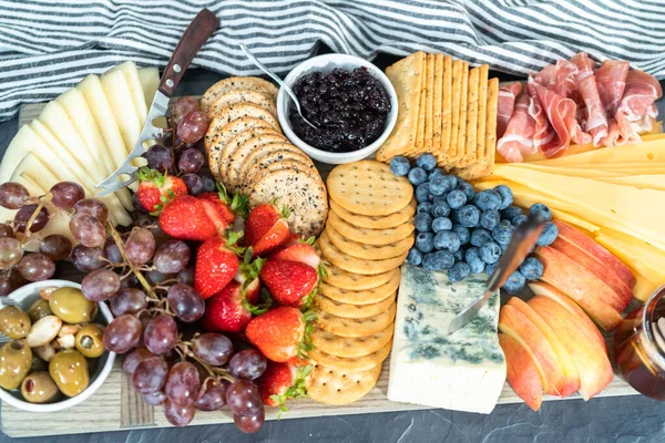 Fromage Gastronomique Craquelins Fruits Servis Entrée Sur Une Planche Découper — Photo