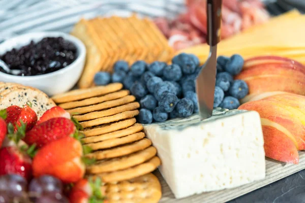 Gourmet Käse Cracker Und Obst Auf Einem Holzschneidebrett Als Vorspeise — Stockfoto
