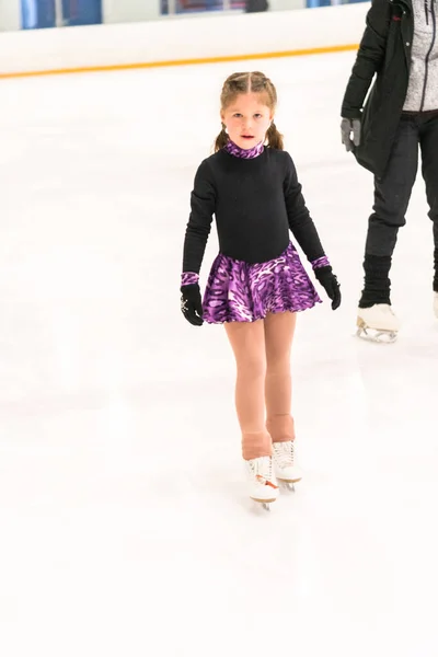 Klein Meisje Oefenen Kunstschaatsen Indoor Schaatsbaan — Stockfoto