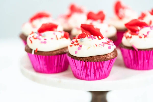 Červené Sametové Cupcakes Smetanovým Sýrem Polevou Zdobí Srdce Polibek Tvaru — Stock fotografie