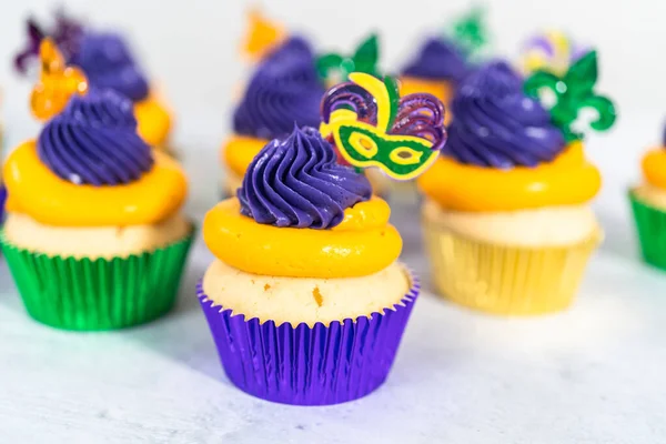 Mardi Gras Vanilla Cupcakes Foil Cupcake Cups Decorated Italian Buttercream — Stock Photo, Image