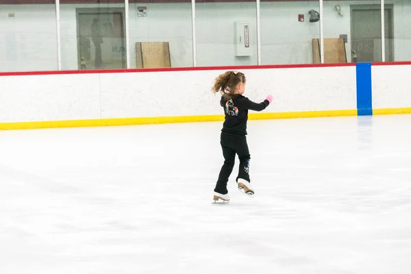 Pequena Patinadora Praticando Seus Elementos Prática Patinação Artística Matinal — Fotografia de Stock