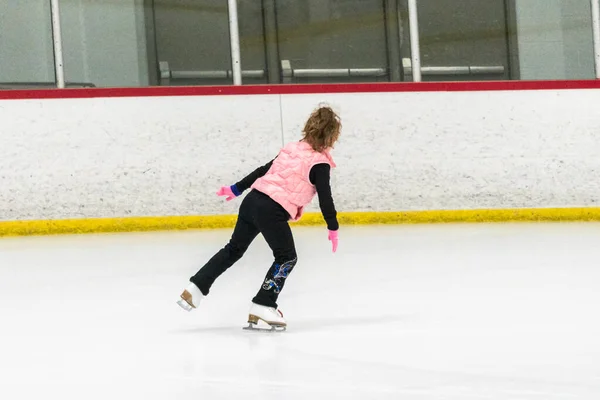 Kleine Eiskunstläuferin Übt Ihre Elemente Beim Morgendlichen Eiskunstlauf Training — Stockfoto