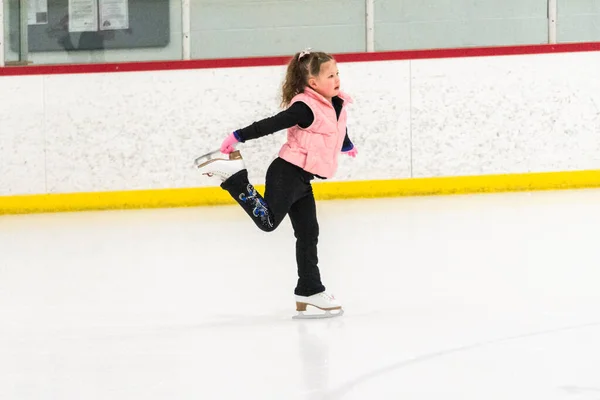 Pequena Patinadora Praticando Seus Elementos Prática Patinação Artística Matinal — Fotografia de Stock